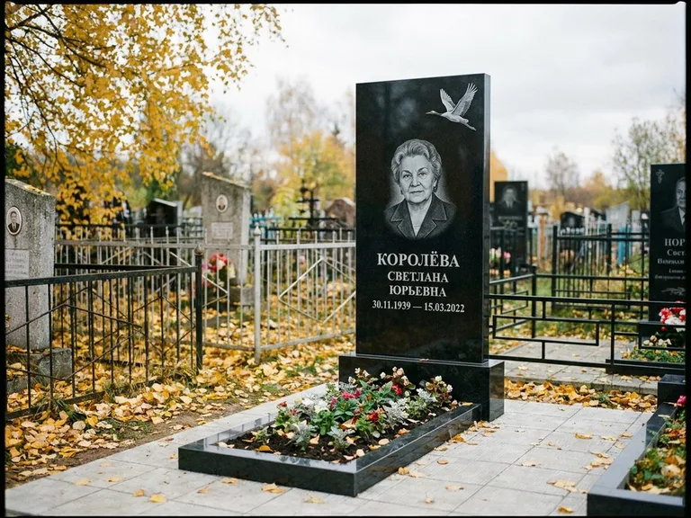 Памятник с гравировкой журавлей — белая гравировка клина журавлей, уходящего в верхний угол ст, работа «Королёва» в Набережных Челнах
