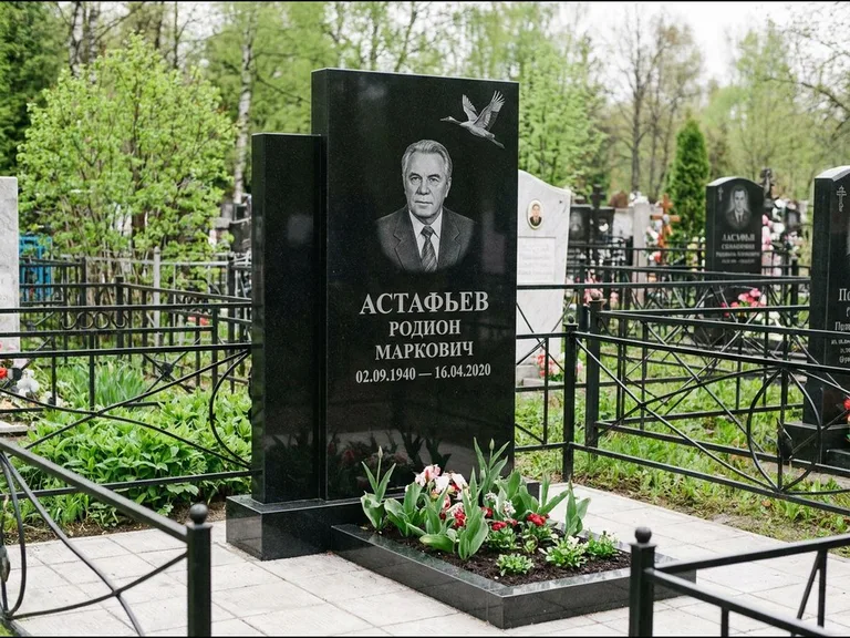 Памятник с гравировкой журавлей — гравировка одиночного летящего журавля над портретом, работа «Астафьев» в Набережных Челнах