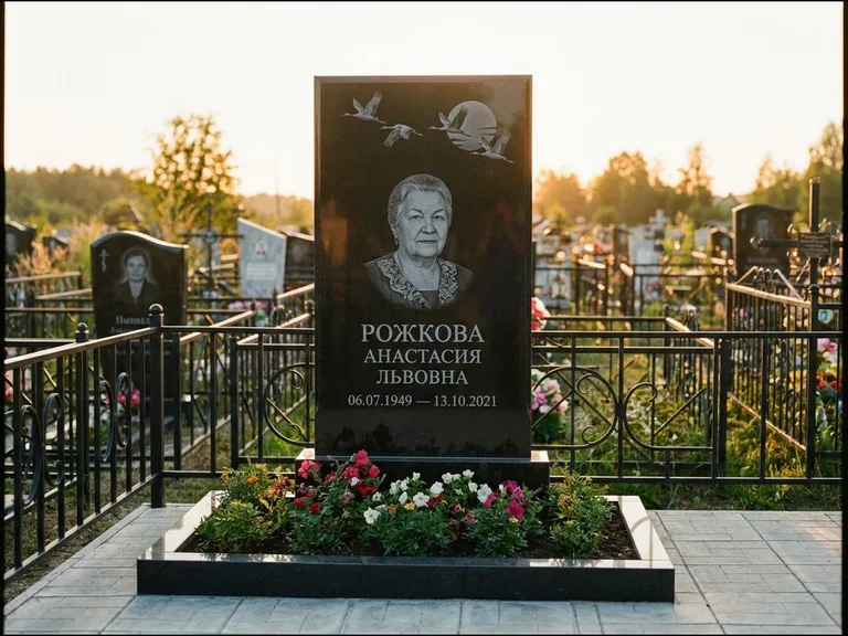 Памятник с гравировкой журавлей — гравировка клина журавлей на фоне солнечного диска, работа «Рожкова» в Набережных Челнах