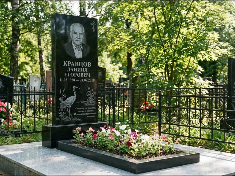 Памятник с гравировкой журавлей — гравировка журавля у камышей рядом с эпитафией, работа «Кравцов» в Набережных Челнах