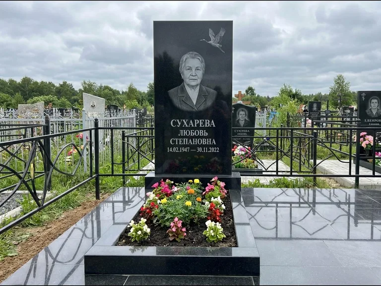 Памятник с гравировкой журавлей — гравировка одиночного летящего журавля над портретом, работа «Сухарева» в Набережных Челнах