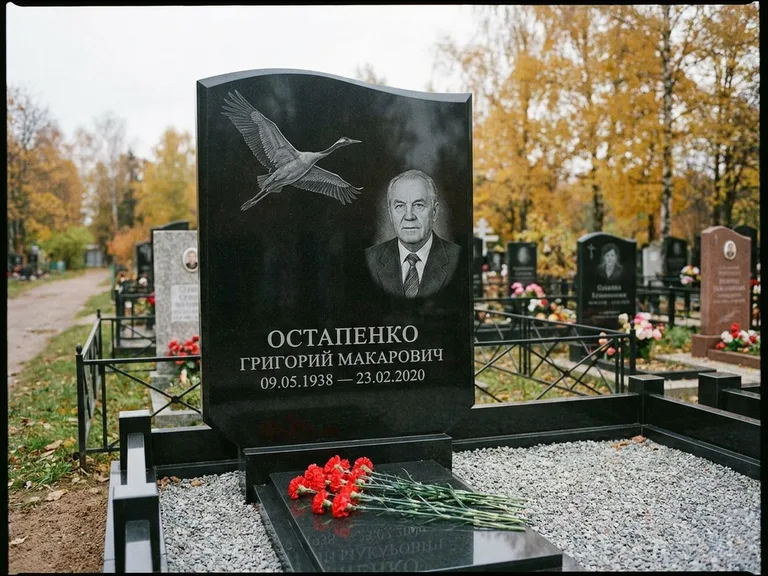 Памятник с гравировкой журавлей — гравировка журавлей, работа «Остапенко» в Набережных Челнах