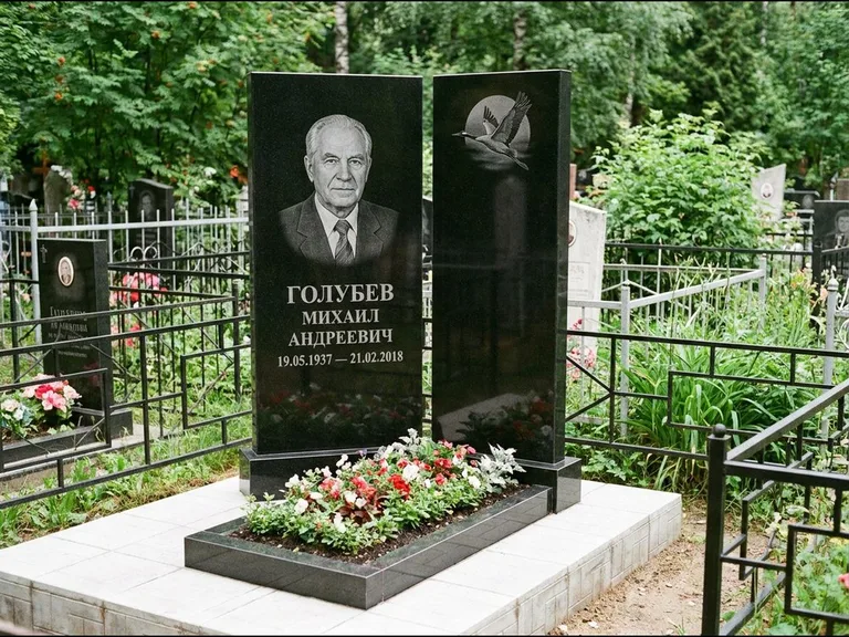 Памятник с гравировкой журавлей — гравировка клина журавлей на фоне солнечного диска, работа «Голубев» в Набережных Челнах