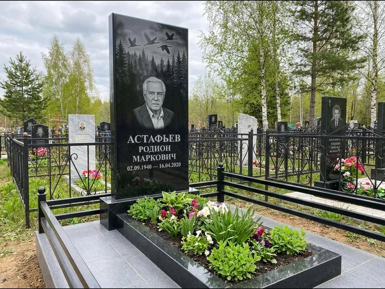 Памятник с гравировкой журавлей — гравировка силуэтов журавлей над еловым лесом, работа «Астафьев» в Набережных Челнах