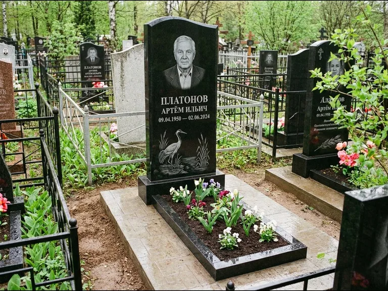 Памятник с гравировкой журавлей — гравировка журавля у камышей рядом с эпитафией, работа «Платонов» в Набережных Челнах