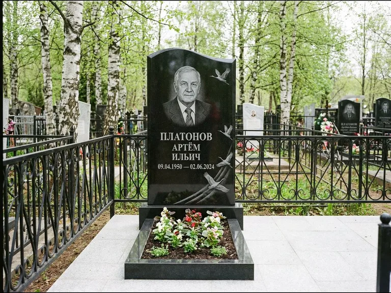 Памятник с гравировкой журавлей — гравировка трёх журавлей по диагонали через свободное поле с, работа «Платонов» в Набережных Челнах