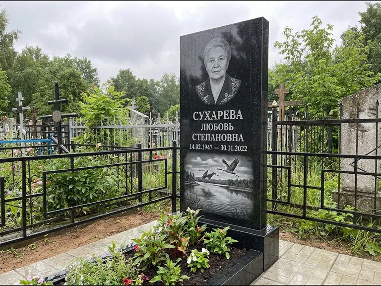 Памятник с гравировкой журавлей — гравировка пары журавлей над гладью озера в нижней части, работа «Сухарева» в Набережных Челнах