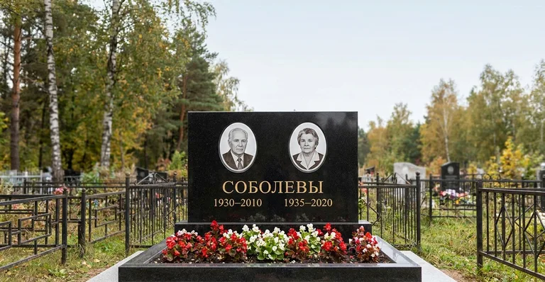 Мраморный памятник, Памятники мастерской «Мастер Каменев» на кладбищах Екатеринбурга