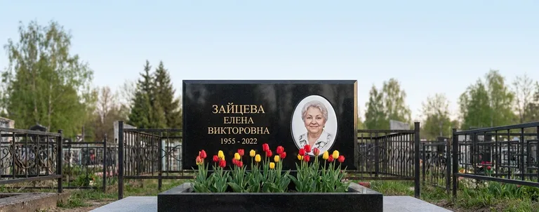 Памятник с цветником, Памятники мастерской «Мастер Каменев» на кладбищах Екатеринбурга