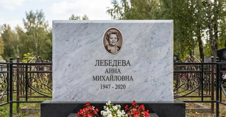 Памятник с оградой, Памятники мастерской «Мастер Каменев» на кладбищах Екатеринбурга