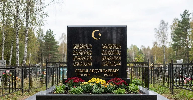 Мусульманский памятник с полумесяцем, Памятники мастерской «Мастер Каменев» на кладбищах Казани