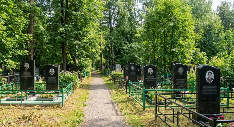 Гранитный памятник на участке Ягодного кладбища в Екатеринбурге