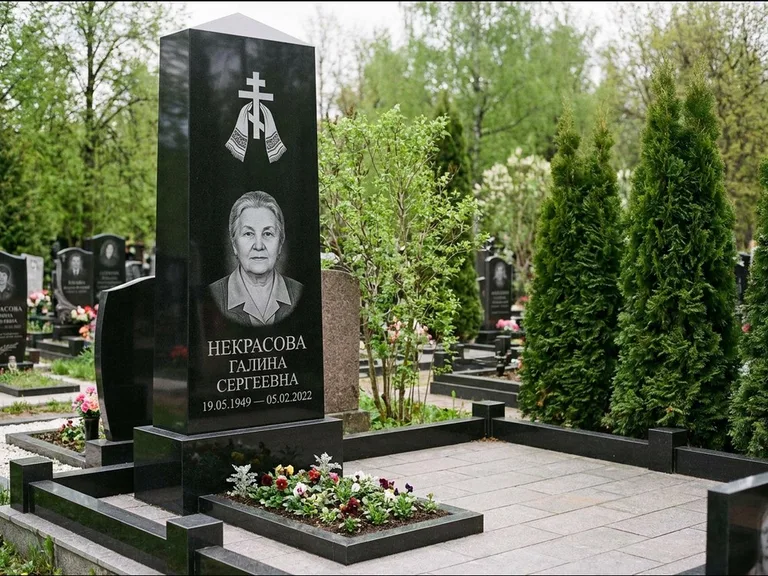 Памятник из чёрного гранита — стела-пилон с ажурным резным крестом, работа «Ерофеева» в Набережных Челнах