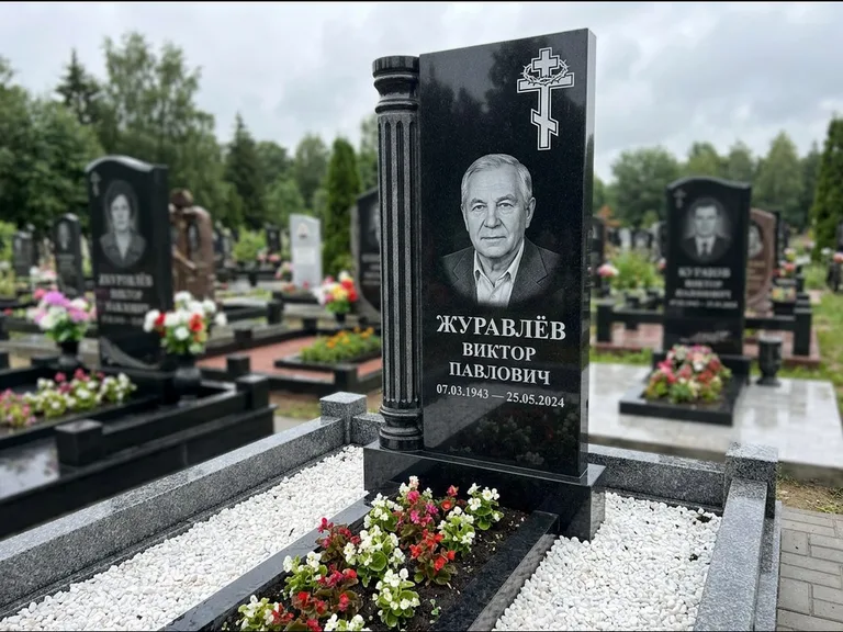 Памятник из чёрного гранита — семейный мемориал из двух стел с крестом с рушником, работа «Гущин» в Набережных Челнах