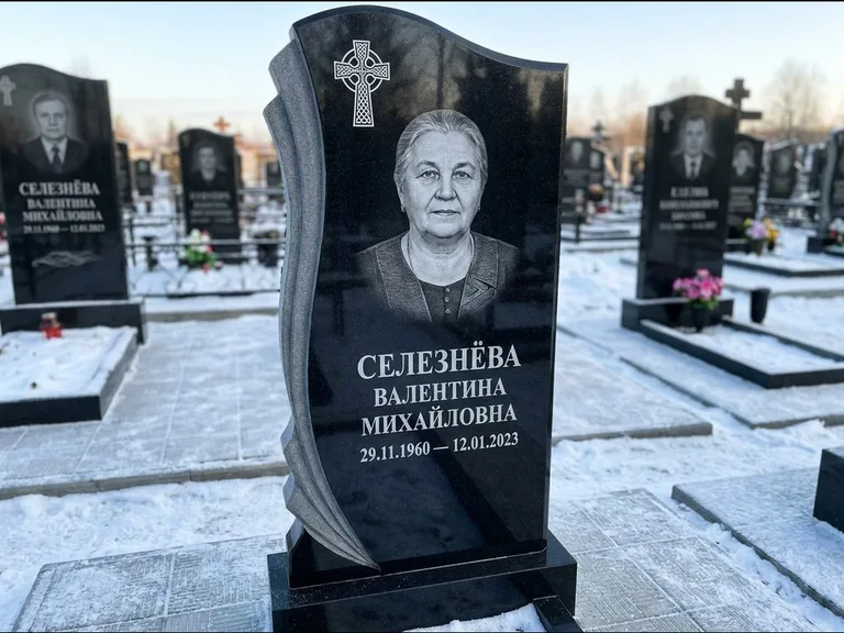 Памятник из чёрного гранита — восьмигранный обелиск с кельтским крестом, работа «Некрасова» в Набережных Челнах