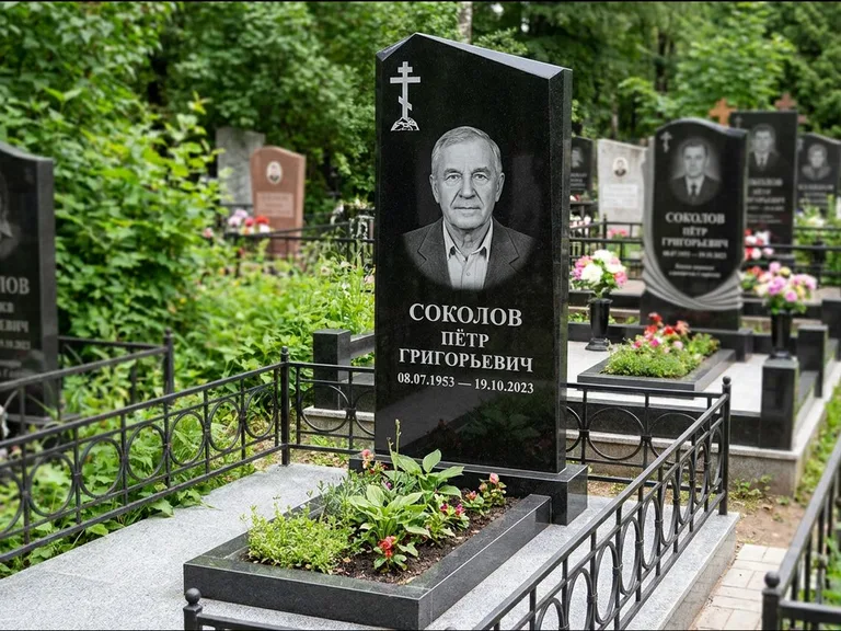 Памятник из чёрного гранита — полукруглая стела с крестом на Голгофе, работа «Журавлёв» в Набережных Челнах