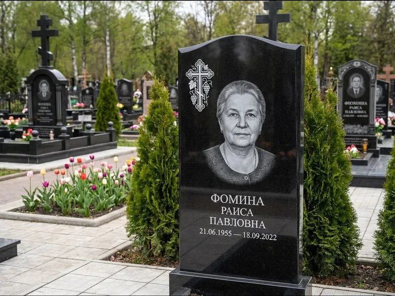 Памятник из чёрного гранита — двухцветная стела с крестом с распятием, работа «Одинцова» в Набережных Челнах