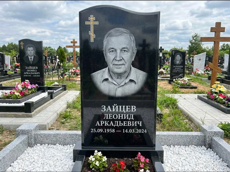 Памятник из чёрного гранита — горизонтальная семейная стела с аркой с процветшим крестом с виноградной лозой, работа «Верещагин» в Набережных Челнах