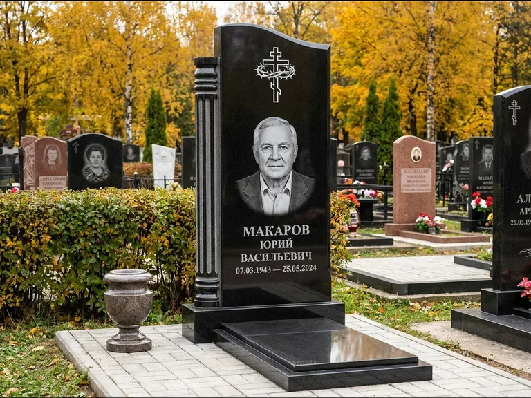 Памятник из чёрного гранита — асимметричная стела с крестом с рушником, работа «Панкратов» в Набережных Челнах