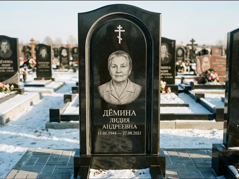 Памятник из чёрного гранита — стела-триптих с крестом с терновым венцом, работа «Ерофеева» в Набережных Челнах