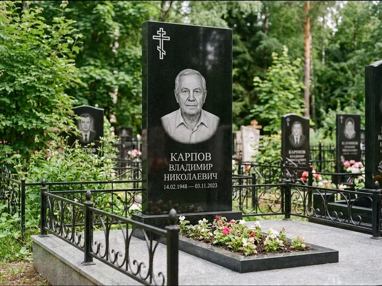 Памятник из чёрного гранита — узкая стела с ажурным крестом с православным восьмиконечным крестом, работа «Гущин» в Набережных Челнах