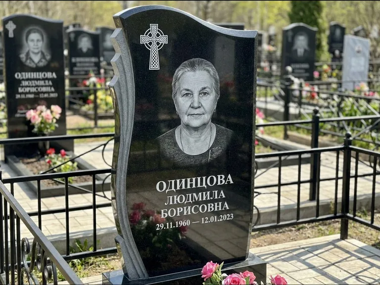 Памятник из чёрного гранита — стела с портретным овалом с кельтским крестом, работа «Савельева» в Набережных Челнах