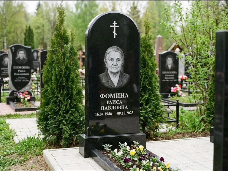 Памятник из чёрного гранита — вертикальная стела с латинским крестом, работа «Некрасова» в Набережных Челнах