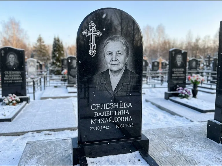 Памятник из чёрного гранита — массивная стела с крестом в лучах с крестом в лучах, работа «Одинцова» в Набережных Челнах