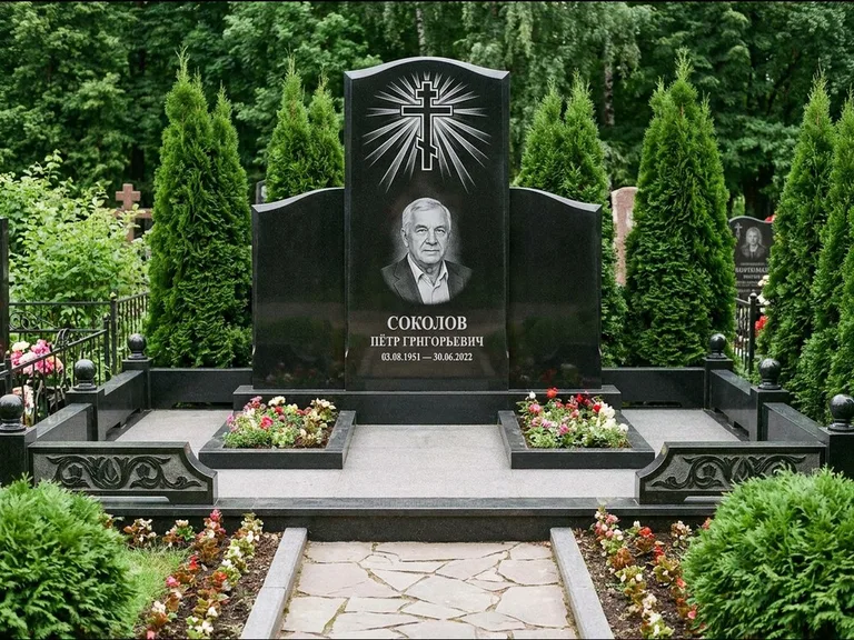 Памятник из чёрного гранита — низкая стела с крестом сбоку с золочёным крестом, работа «Верещагин» в Набережных Челнах