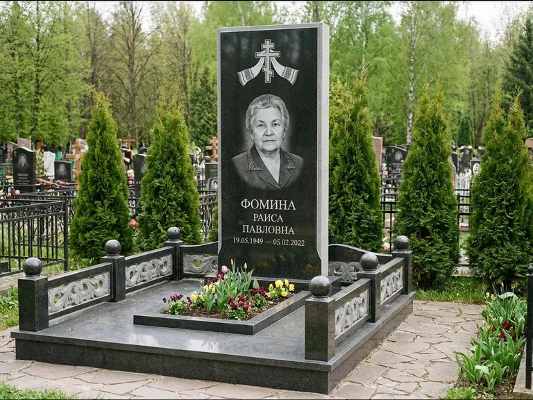 Памятник из чёрного гранита — семейный мемориал с ажурным резным крестом, работа «Мельникова» в Набережных Челнах