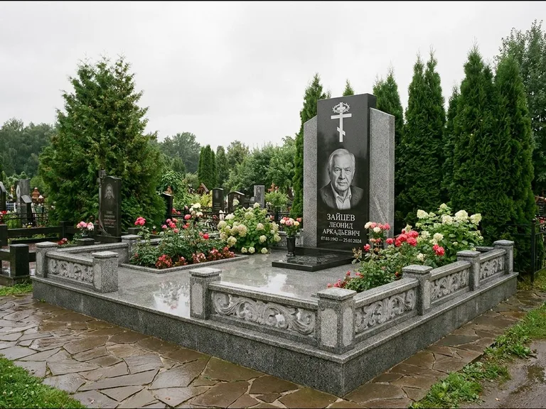 Памятник из чёрного гранита — стела с двумя портретами с крестом с рушником, работа «Богданов» в Набережных Челнах