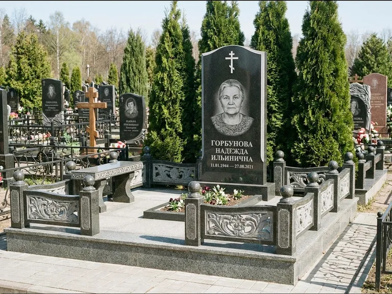 Памятник из чёрного гранита — стела с золочёным крестом с крестом с терновым венцом, работа «Селезнёва» в Набережных Челнах
