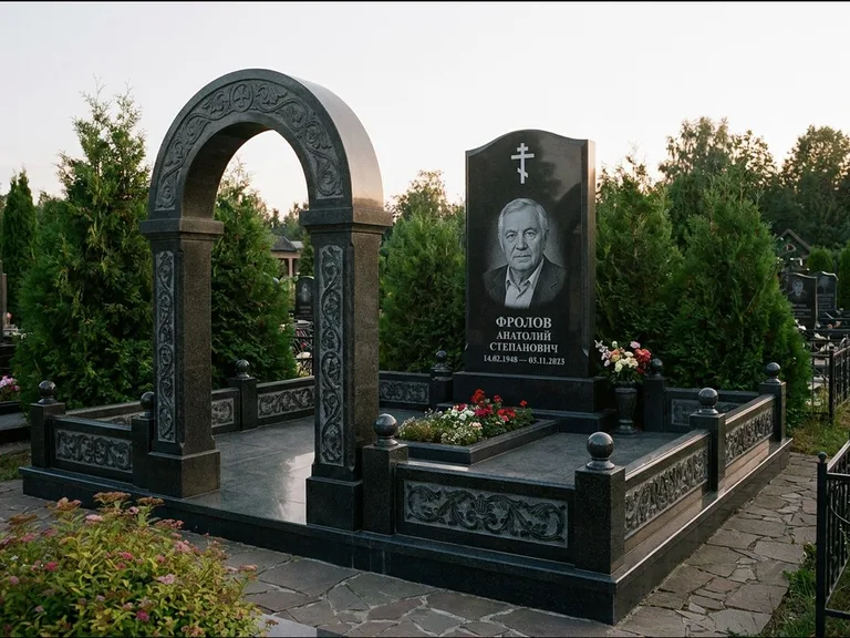 Памятник из чёрного гранита — высокая стела с процветшим крестом с православным восьмиконечным крестом, работа «Панкратов» в Набережных Челнах