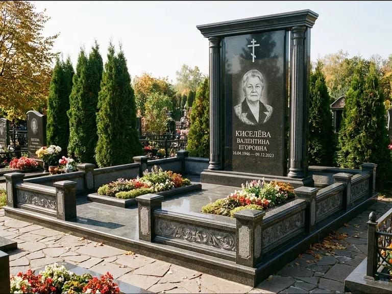 Памятник из чёрного гранита — стела с кельтским крестом с латинским крестом, работа «Ерофеева» в Набережных Челнах