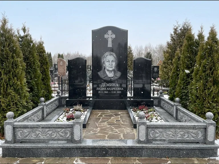Памятник из чёрного гранита — стела с крестом и ветвью с кельтским крестом, работа «Лаврентьева» в Набережных Челнах