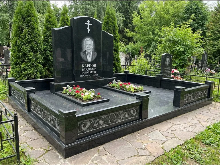 Памятник из чёрного гранита — двойная семейная стела с крестом на Голгофе, работа «Тихонов» в Набережных Челнах