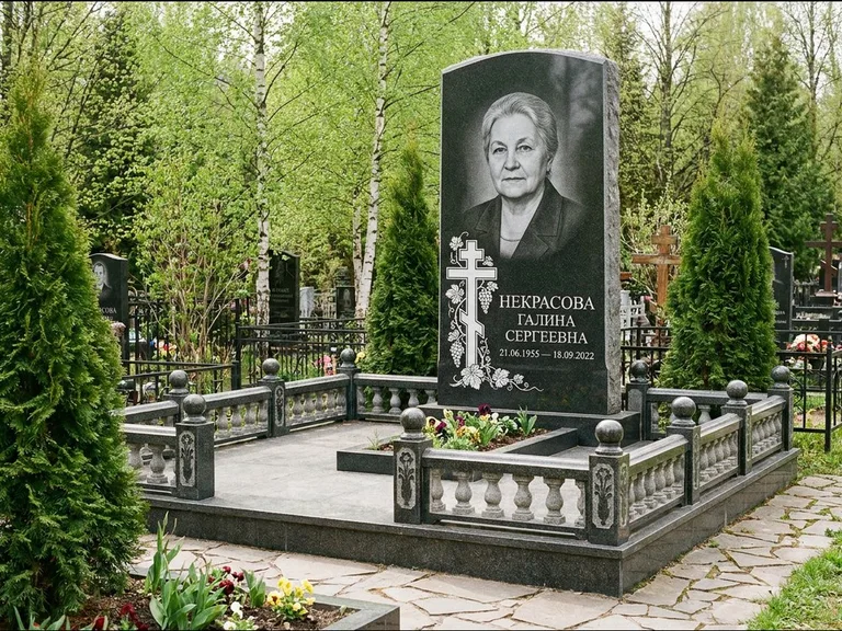Памятник из чёрного гранита — стела с крестом и книгой с крестом с распятием, работа «Савельева» в Набережных Челнах
