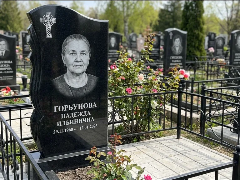 Памятник из чёрного гранита — высокий обелиск с кельтским крестом, работа «Одинцова» в Набережных Челнах