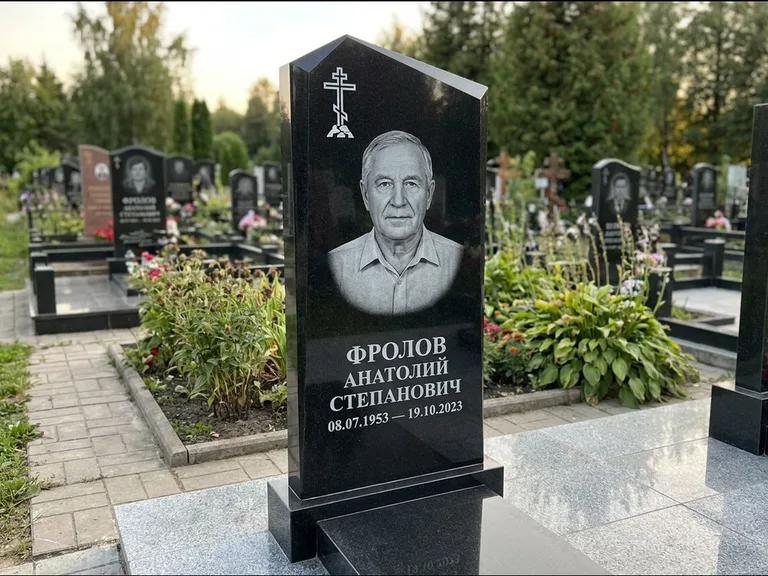 Памятник из чёрного гранита — стела со столиком и скамьёй с крестом на Голгофе, работа «Верещагин» в Набережных Челнах