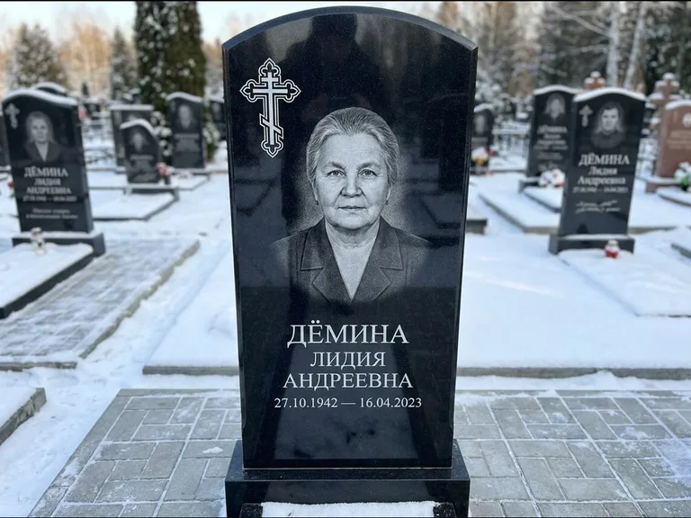 Памятник из чёрного гранита — стела домиком с крестом в лучах, работа «Селезнёва» в Набережных Челнах