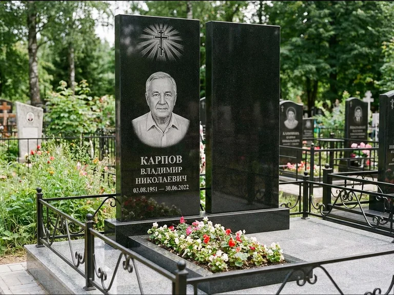 Памятник из чёрного гранита — ступенчатая стела с золочёным крестом, работа «Панкратов» в Набережных Челнах