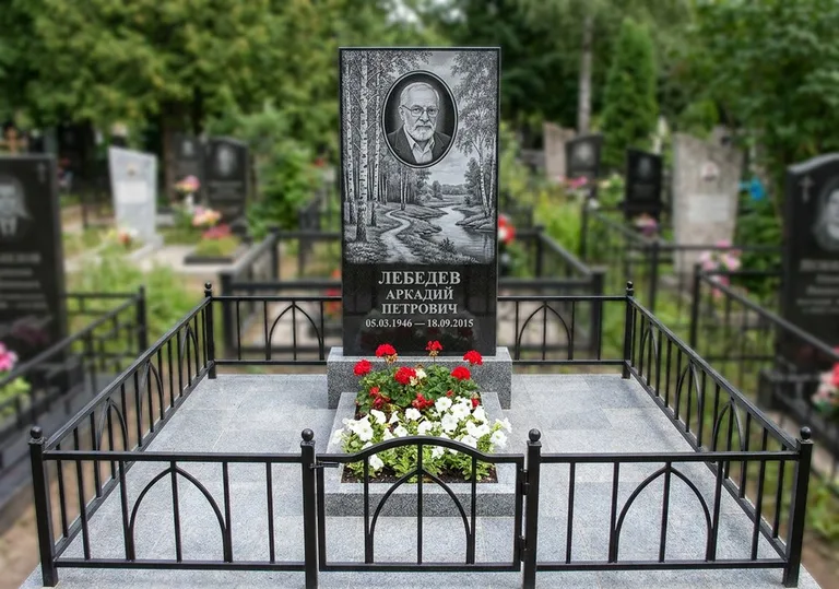 Памятник с гравировкой берёзовой рощи, портретом и надписью в Набережных Челнах
