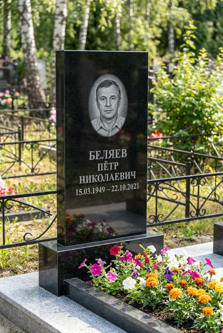 Вертикальный чёрный гранитный памятник под ключ с цветником в Набережных Челнах