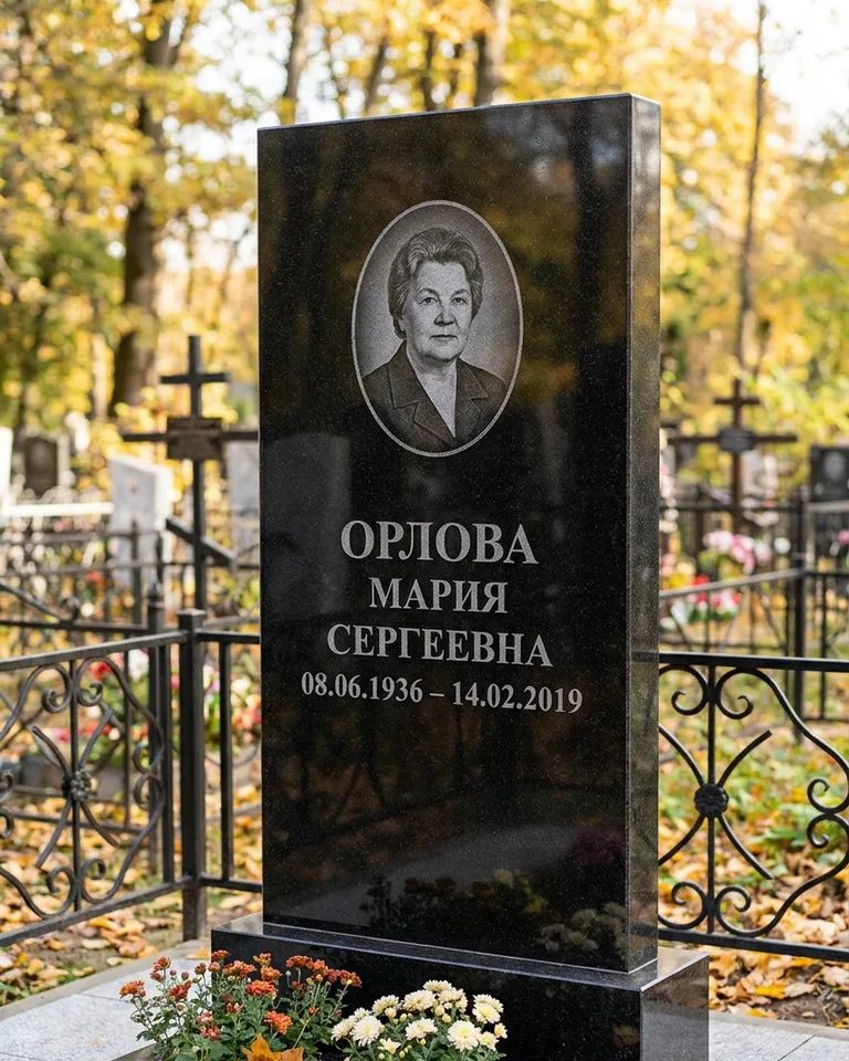Вертикальный серый гранитный памятник под ключ, осень в Набережных Челнах