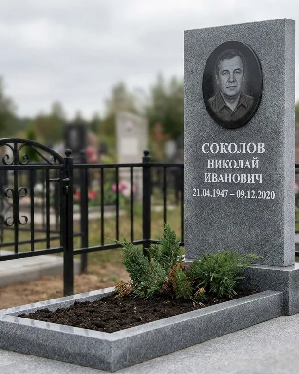 Чёрный памятник под ключ на гранитном цоколе в Набережных Челнах