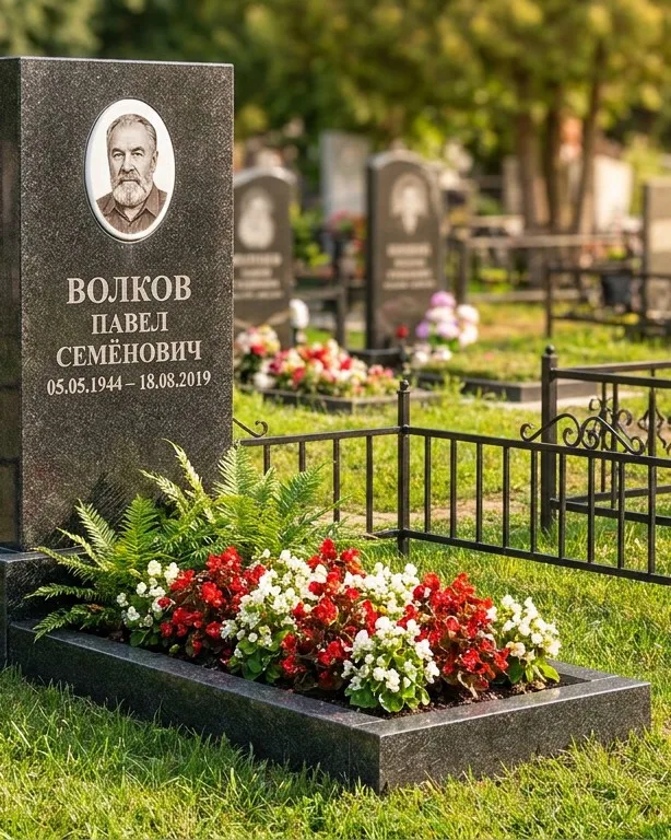 Тёмно-серый памятник под ключ с художественной гравировкой в Набережных Челнах