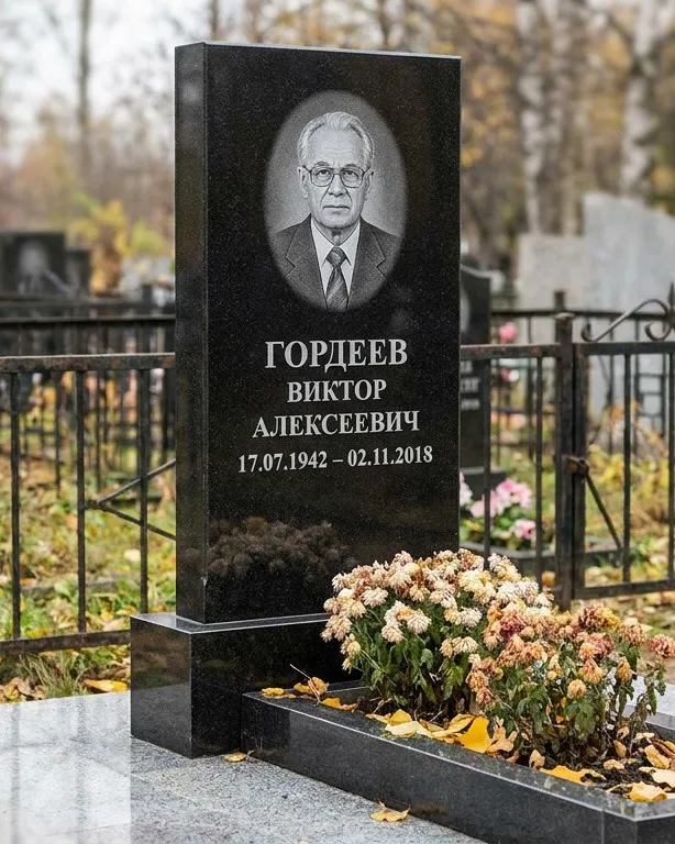 Памятник под ключ с гранитным цоколем и плиткой в Набережных Челнах