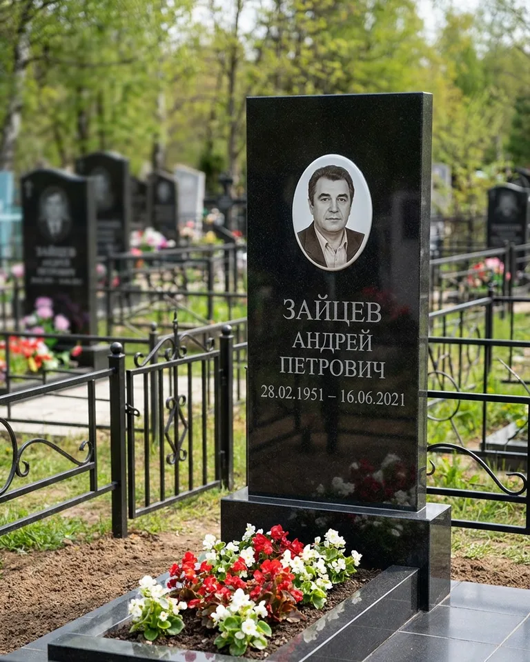 Памятник под ключ с гранитной вазой и цветами в Набережных Челнах