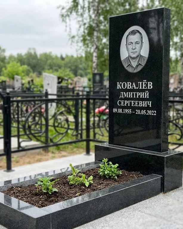 Горизонтальный серый памятник под ключ, осень в Набережных Челнах