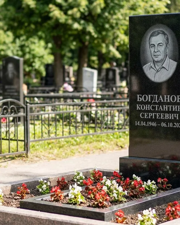 Низкий горизонтальный памятник под ключ с цветником в Набережных Челнах